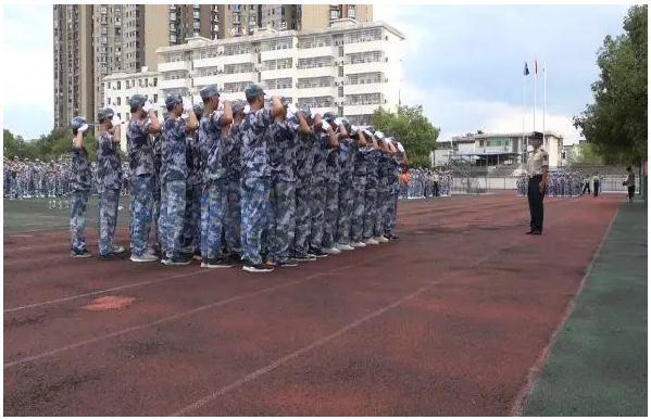 挥洒激情释放青春宜春三中2019年高一新生军训总结暨表彰大会