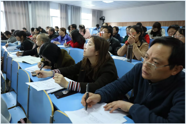 传智慧引领教师成长送经验助力学生成才特级教师饶礼喜讲学活动在我校